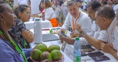 En la primera rueda de negocios de compras públicas de Riohacha, productores y entidades firmaron acuerdos por más de 350 millones de pesos